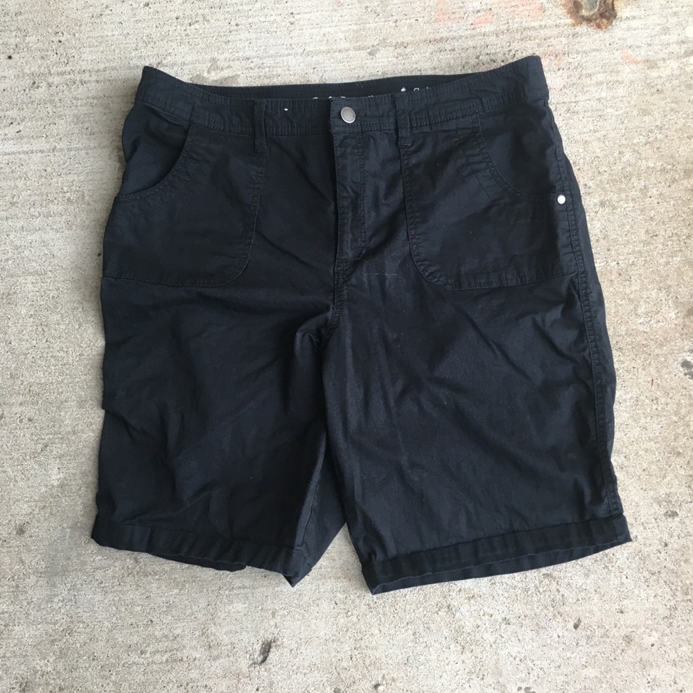 Women’s Crawford and barrel black shorts size 16.